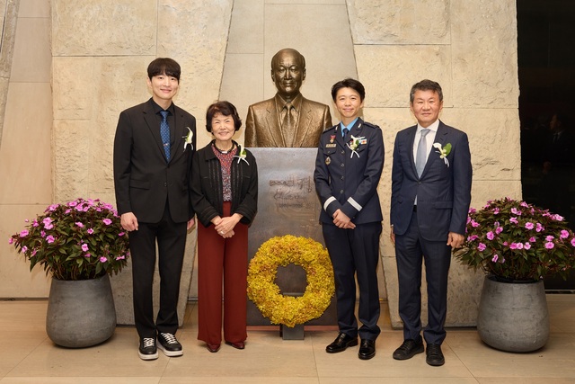 포니정재단은 17일 서울 강남구 삼성동 아이파크타워 포니정홀에서 제6회 포니정 영리더상 시상식을 개최하고 올해 수상자인 정다정 소령과 김병훈 대표에게 시상했다. ((왼쪽부터) 김병훈 대표, 故 정세영 HDC그룹(前 현대산업개발) 명예회장의 부인 박영자 여사, 정다정 소령, 정몽규 포니정재단 이사장). /포니정재단