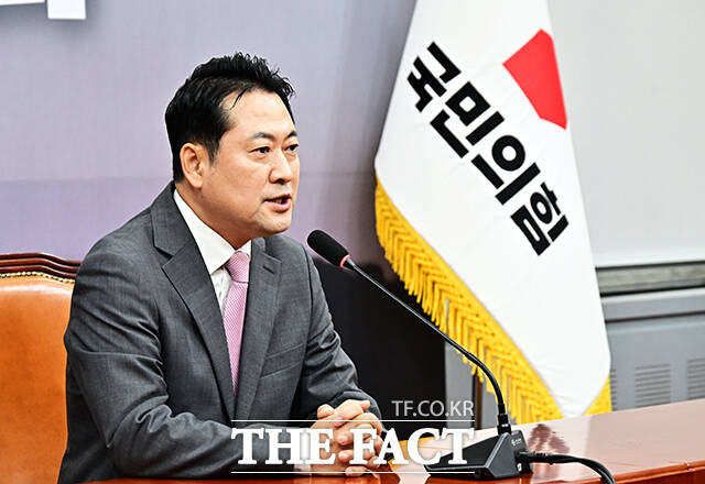 국민의힘이 대여 투쟁을 위한 대규모 장외 집회를 앞두고 소속 의원 구속이라는 예기치 못한 변수에 맞닥뜨렸다. 사진은 장동혁 국민의힘 대표가 17일 오전 서울 여의도 국회에서 현안과 관련한 기자간담회를 갖고 있는 모습. /국회=배정한 기자