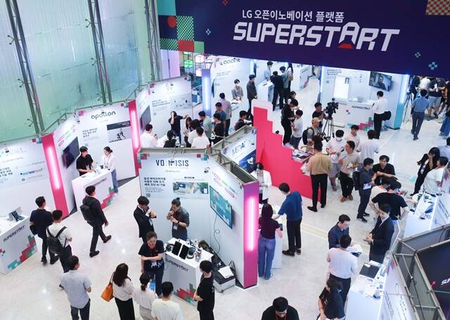 LG는 17일부터 이틀간 서울 마곡 LG사이언스파크에서 열리는 슈퍼스타트 데이 2025를 통해 누리호 탑재 우주용 부품을 공개한다고 밝혔다. 사진은 슈퍼스타트 데이 2024 행사장 모습. /LG