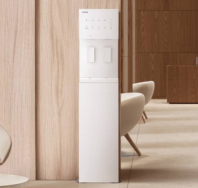 코웨이는 물 추출 편의성을 높여 물 사용량이 많은 다중이용시설에 적합한 워터스탠드 플러스 정수기를 출시했다고 17일 밝혔다. /코웨이