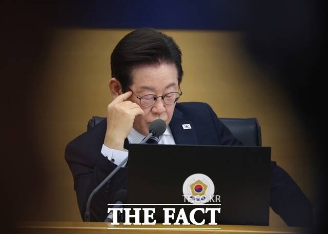 이재명 대통령이 지난 16일 세종시 정부세종청사에서 열린 제42회 국무회의에서 자료를 살펴보고 있다. /뉴시스