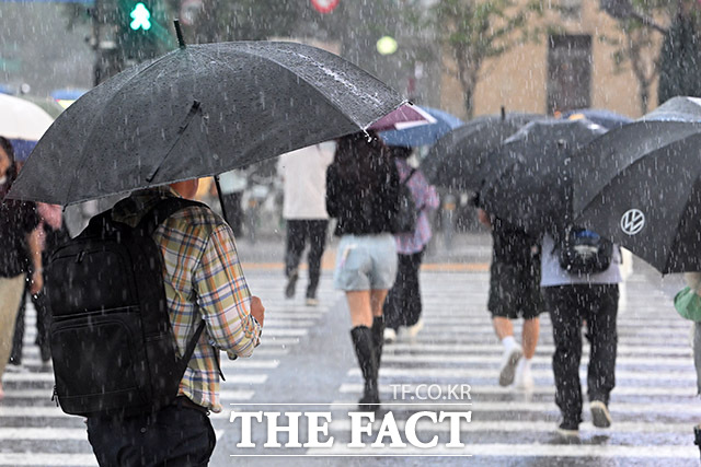동남권을 제외한 서울 전역에 호의주의보가 내려진 17일 오전 서울 종로구 광화문 네거리 일대에서 시민들이 우산을 쓴 채 발걸음을 재촉하고 있다. /남용희 기자