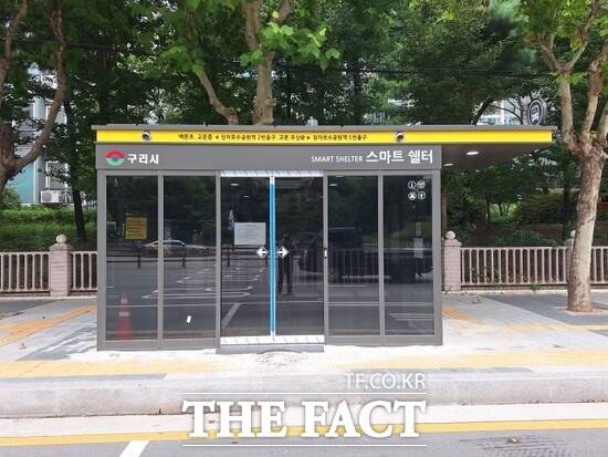 경기 구리시가 지난 16일 지하철 8호선(별내선)과 버스 간 환승 편의를 높이기 위해 장자호수공원역 주변 버스정류장에 설치한 복합 기능 쉼터의 모습 /구리시