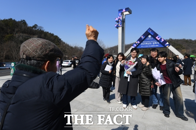 교육부는 17일 확정된 국정과제에서 거점국립대학을 지역 기술주도 성장을 견인하는 교육·연구 허브로 육성하는, 서울대 10개 만들기를 가장 앞세웠다. 사진은 서울 관악구 서울대학교에서 2025학년도 입학식./장윤석 기자