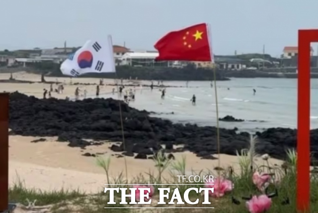 최근 제주 우도 해변에 중국 국기가 태극기와 나란히 꽂혀 있는 모습이 포착돼 논란이 됐다. / SNS갈무리