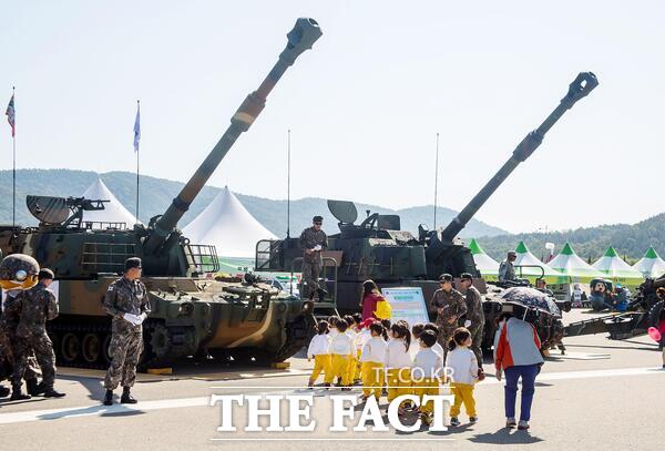 계룡軍문화축제 현장에 마련된 군 장비 체험장 모습 /계룡시