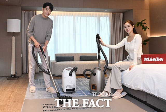 독일 가전 브랜드 밀레(Miele) 한국법인 밀레코리아의 프리미엄 유선 진공청소기 가드(Guard) 론칭 행사가 17일 서울 강남구 웨스턴 서울 파르나스에서 열린 가운데, 모델들이 제품과 함께 포즈를 취하고 있다. /이새롬 기자