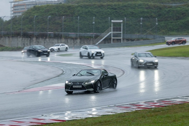 토요타코리아가 지난 16일부터 이틀간 강원 인제군 인제 스피디움에서 토요타 가주 레이싱 모터스포츠 클래스를 열었다. 인제 스피디움 트랙에서 참가자들이 토요타·렉서스 차량으로 서킷 주행을 하고 있다. /토요타코리아