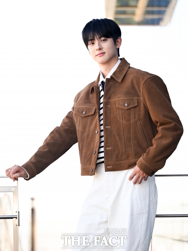 배우 김민규가 11일 오후 서울 마포구 상암동 <더팩트> 사옥에서 인터뷰에 앞서 포즈를 취하고 있다. /서예원 기자