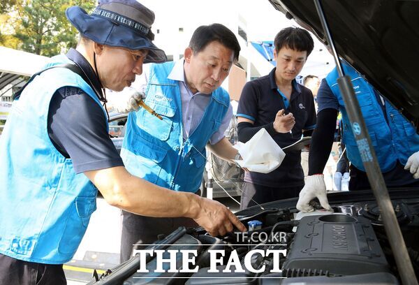 대전 서구는 추석을 맞아 안전한 귀성길 운행을 위해 오는 21일 서구청 옥외주차장에서 자동차 무상점검을 추진한다. 서철모 청장이 지난해 무상점검을 진행하고 있는 모습 /대전 서구