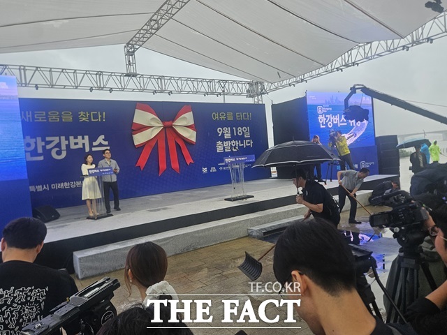 이날 취항식 전 행사장에는 폭우로 바닥에 물이 고여 관계자들이 이를 퍼내느라 분주했다./설상미 기자