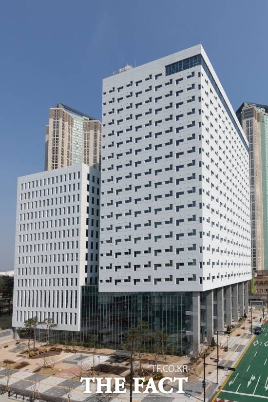 경기 고양시가 시청사를 이전하고자 계획하고 있는 백석동 업무빌딩의 전경./고양시