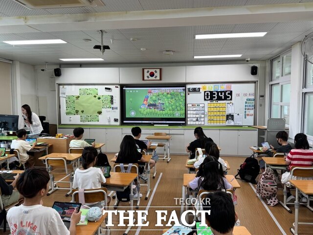 화순군이 지역 초등학생을 대상으로 AI 디지털 교재를 활용해 도로명주소 교육을 하고 있다. /화순군
