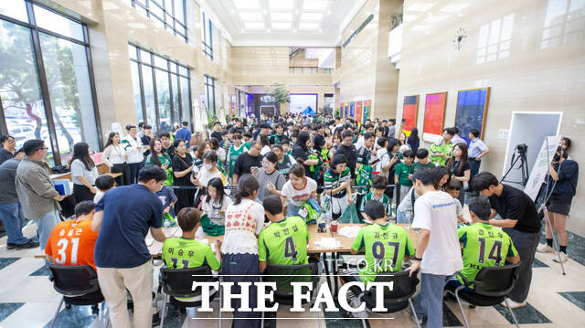 17일 전북바이오융합산업진흥원이 지역사회 취약계층을 돕기 위해 임직원이 직접 기부한 물품을 판매하고 이를 통해 기부금을 조성하는 참여형 사회공헌 기부 바자회를 열었다. /전북바이오융합산업진흥원