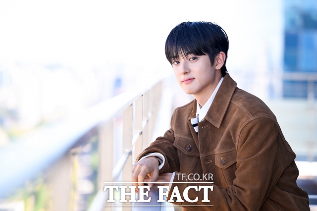 배우 김민규가 11일 오후 서울 마포구 상암동 <더팩트> 사옥에서 인터뷰에 앞서 포즈를 취하고 있다. /서예원 기자