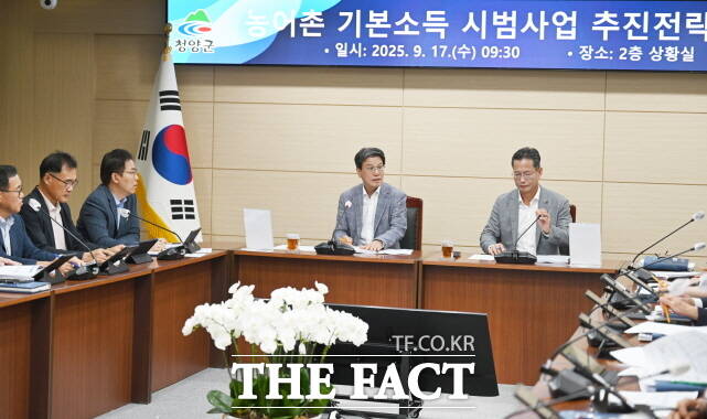 김돈곤 청양군수(왼쪽)가 17일 군청 상황실에서 ‘2026년도 본예산(자체) 사업편성 보고회’를 열고 내년도 살림살이 전략을 점검하고 있다. /청양군