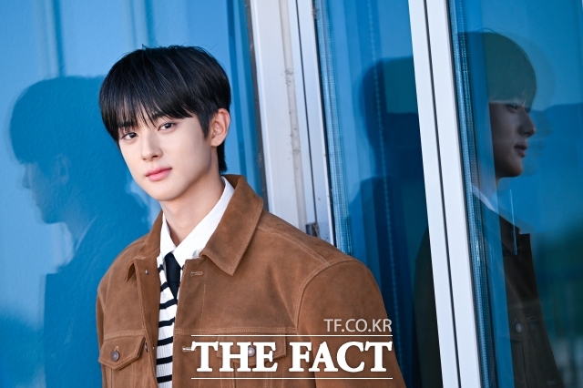 배우 김민규가 11일 오후 서울 마포구 상암동 <더팩트> 사옥에서 인터뷰에 앞서 포즈를 취하고 있다. /서예원 기자
