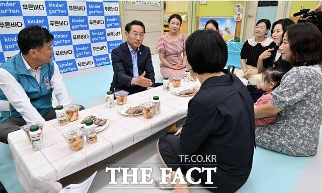 유정복 인천시장(왼쪽 두 번째)이 16일 인천 확장형 시간제보육 어린이집인 남동구 푸른바다 어린이집에서 보육교직원들과 간담회를 하고 있다./인천시