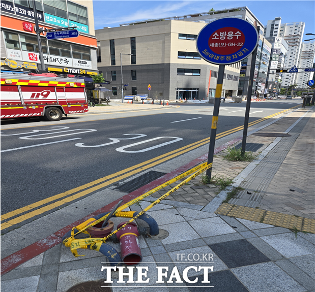 자신의 화물차로 세종시 보람동 한 인도에 설치된 소화전을 들이받아 파손한 현장 장면. /세종소방본부