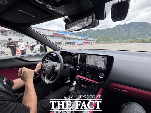 인스트럭터가 렉서스 차량으로 슬라럼 코스를 시범 주행하고 있다. /황지향 기자
