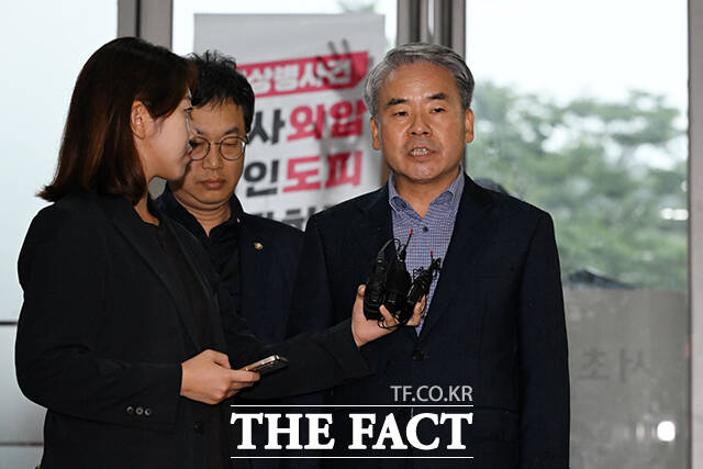 이종섭 전 국방부 장관이 17일 오전 서울 서초구 한샘빌딩에 마련된 순직 해병 특검 사무실에 참고인 신분으로 출석하고 있다. /서예원 기자