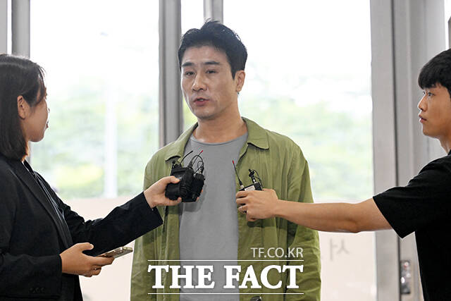 임성근 전 해병대1사단장 구명 로비 의혹과 삼부토건 주가조작 사건 국회 위증 의혹을 받는 이관형 씨가 17일 오전 서울 서초구 한샘빌딩에 마련된 순직 해병 특검 사무실에 피의자 신분으로 출석하고 있다. /서예원 기자