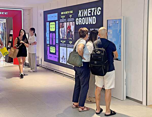 롯데백화점이 중국인 단체 관광객 무비자 입국 한시 허용 정책에 발맞춰 외국인 고객 맞춤 프로모션을 강화한다. /롯데백화점