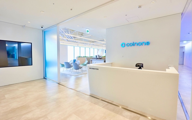 코인원이 가입자 확보와 더불어 거래소 내 자산 락인을 유도하려고 공격적인 서비스 확장에 나서고 있다. /코인원