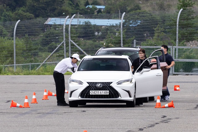 렉서스 ES 차량을 이용해 레인 체인지 코스를 체험하는 참가자들. /토요타코리아