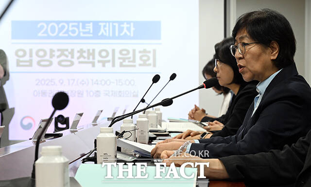 정은경 보건복지부 장관(오른쪽)이 17일 오후 서울 중구 세종대로 아동권리보장원에서 열린 제1차 입양정책위원회 회의를 주재하고 있다. /임영무 기자