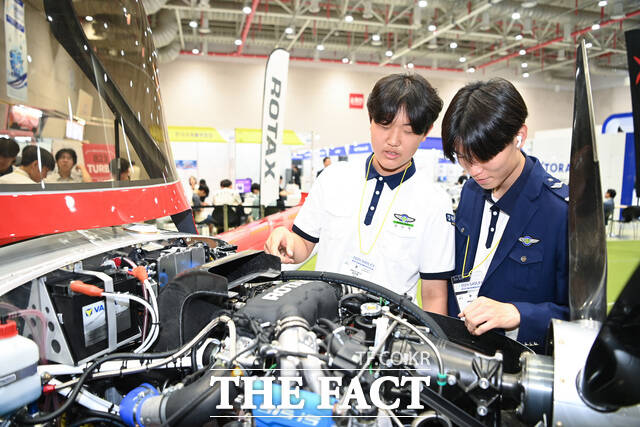 지난해 5월 구미코에서 열린 항공방위물류박람회장에서 경북항공고 학생들이 전시장을 둘러보고 있다. / 구미시