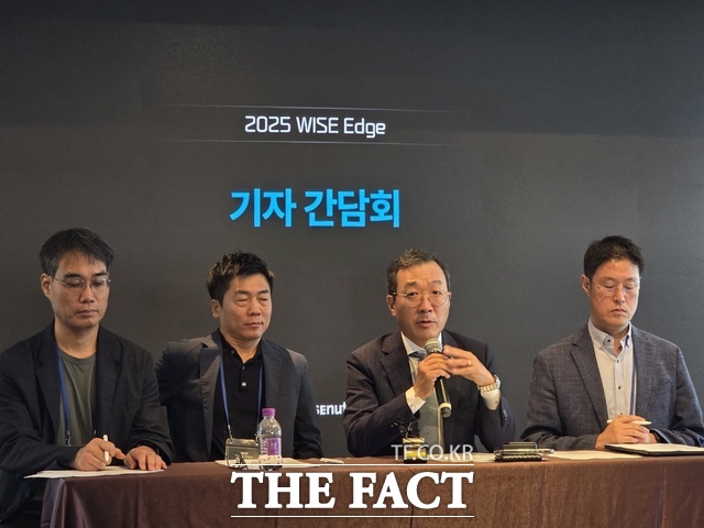 17일 서울시 서초구 엘타워에서 열린 와이즈넛 신제품 기자간담회에서 강용성 와이즈넛 대표이사(왼쪽 세 번째)가 취재진 질의에 답하고 있다. /서초=우지수 기자