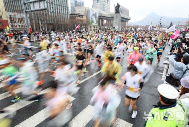 대한민국은 마라톤 공화국이라는 말이 나올 정도로 마라톤 열풍이 뜨겁습니다. 사진은 지난 3월 2025 서울마라톤에서 참가자들이 힘차게 출발하는 장면. / 뉴시스