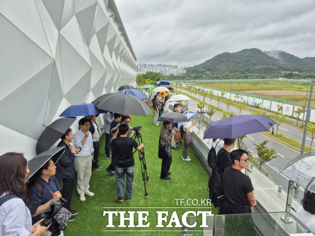 행정중심복합도시건설청이 17일 세종시 일원에서 ‘국가상징구역 마스터플랜 국제공모’ 현장설명회를 열고 있다. /행복청