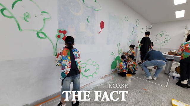 강진군이 벽화체험 프로그램을 운영하고 있다./강진군