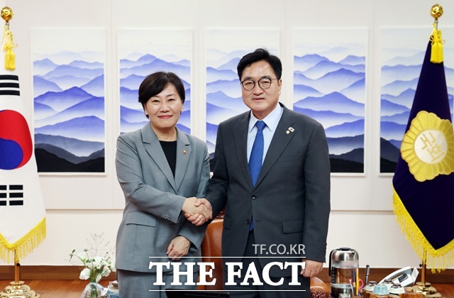 우원식 국회의장이 17일 오후 서울 여의도 의장집무실에서 송미령 농림축산식품부 장관과 만나 기념사진을 촬영하고 있다. /국회의장실 제공