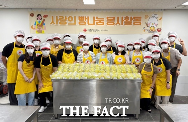 대전도시공사가 16일 대한적십자사 대전세종지사에서 공사 직원 25명이 참여해 직접 200개의 빵을 만들고 포장해 대전시아동복지협회에 전달하는 사랑의 빵나눔 봉사활동을 펼쳤다. /대전도시공사