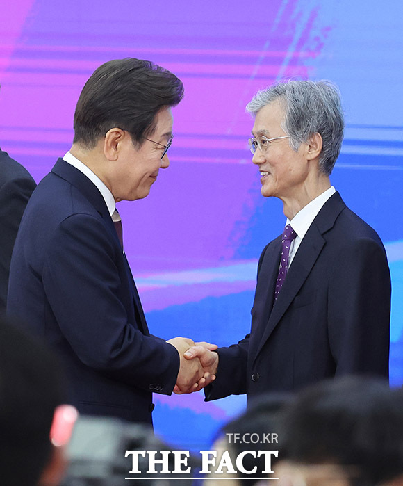 이재명 대통령이 4일 오전 서울 여의도 국회 로텐더 홀에서 취임 선서식을 마친 뒤 조희대 대법원장과 인사를 하고 있다. /국회사진기자단