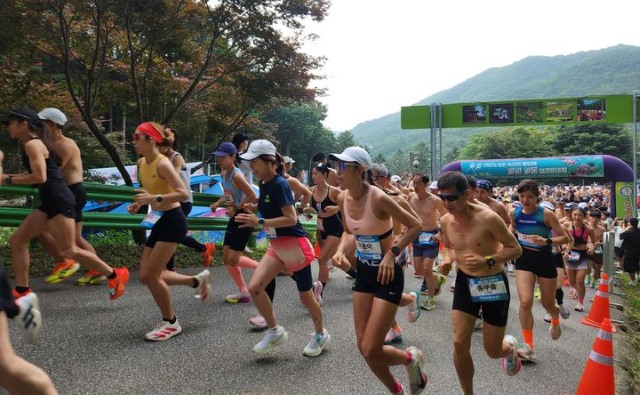 28일 오전 충북 보은군 장안면 말티재 입구에서 정말이지 다양한 마라톤 대회가 전국 방방곡곡에서 열리고 있다. 사진은 2025 속리산 힐링 알몸마라톤대회의 모습. 진짜 알몸은 아니고, 남성은 상의 탈의, 여성은 민소매가 ·규정이다. / 뉴시스