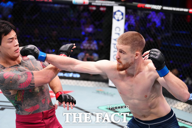 죽습니다를 외치며 자신감을 강하게 표출하던 황인수(31)가 관중들의 풀을 죽게 만드는 경기력을 선보이며 만장일치 판정패를 기록해 UFC 데뷔에 실패했다. /UFC