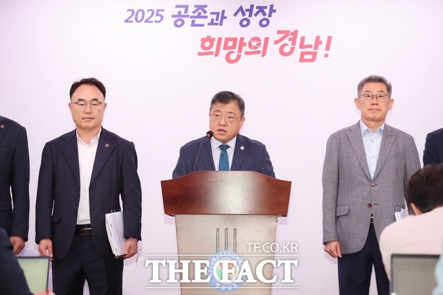 박명균(가운데) 경남도행정부지사가 17일 정부의 국정과제 및 지역공약과 연계한 경남도 대응전략을 발표하고 있다./경남도