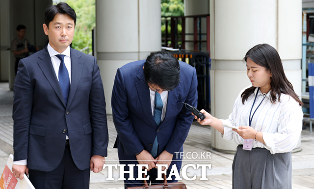 김건희 여사에게 공천을 받기 위해 고액의 그림을 전달한 혐의를 받는 김상민 전 검사가 17일 오후 서울 서초구 서울중앙지방법원에서 열린 구속 전 피의자 심문(영장실질심사)에 출석하며 고개를 숙이고 있다./이새롬 기자