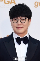  경찰, '1인 기획사 미등록 영업' 성시경 수사 착수
