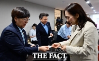  입양정책위 위원들과 인사하는 정은경 보건복지부 장관 [포토]