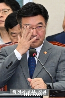  윤호중 '정부조직법' 논의에 고단한 눈 [포토]