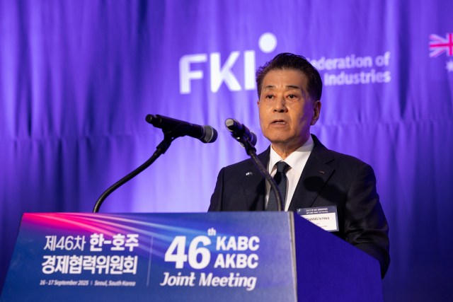 장인화 포스코그룹 회장이 지난 17일 서울 영등포구 FKI타워에서 열린 제46차 한-호주 경제협력위원회에서 한국 측 위원장 자격으로 참석해 핵심광물에 안전 협력 방안을 논의했다. /포스코그룹