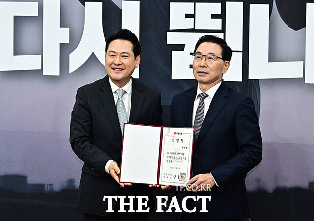 서천호 전략기획부총장에게 임명장 수여하는 장동혁 국민의힘 대표.