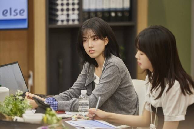 그룹 스테이씨 심자윤이 쿠팡플레이 직장인들 시리즈를 통해 본업인 가수 외에도 다방면으로 활약할 수 있는 재능을 입증했다. /쿠팡플레이