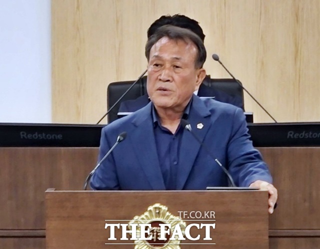 김응규 의원이 18일 충청광역연합의회 제6회 임시회 제1차 본회의에서 연합정책질문을 하고 있다. /충청광역연합의회