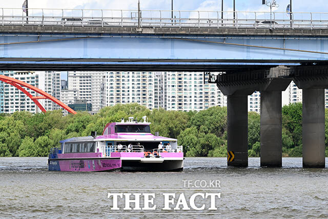 마곡에서 출발한 한강버스가 여의도 선착장에 모습을 드러내고 있다.